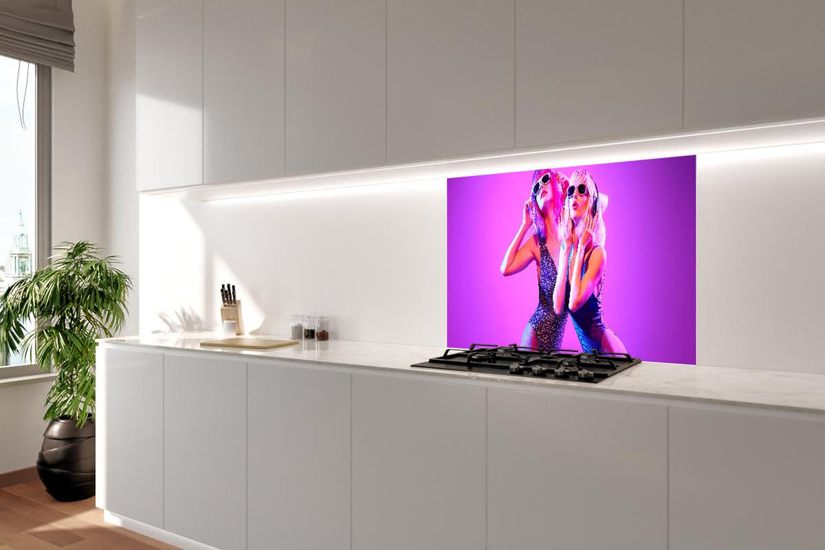 Spritzschutz - Zwei DJ Fitness Frau in bunten Neonlicht. Disco