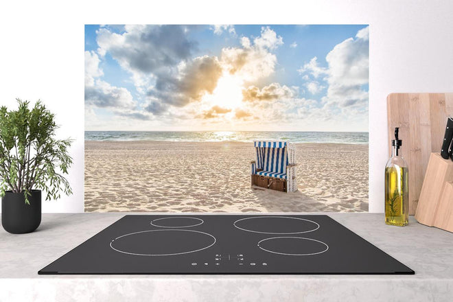 Spritzschutz - einzelner Strandkorb an der Nordsee