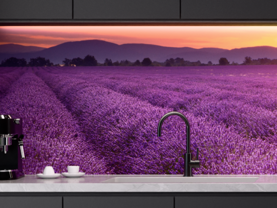 Duschrückwand mit See-Berge Motiv in einer Dusche