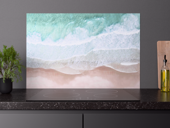 Duschrückwand mit See-Berge Motiv in einer Dusche